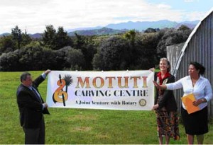 Brott (centre), President of the Kerikeri Rotary Club, and Brad Miller, a Director of the Rotary Club of Arcadia, California, present the Carving Centre Project Banner, as Ms. Jean Kapea (right), organizer of the Project for Motuti Marae, explains the Project’s goals. 